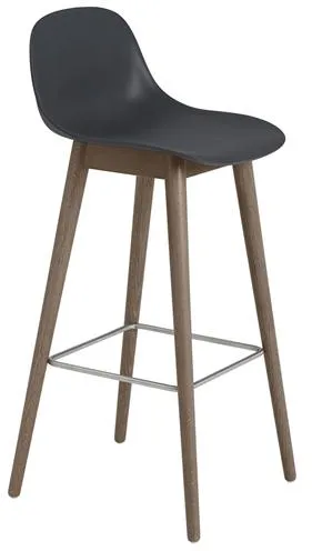 Muuto Fiber -baarituoli puupohjalla ja selkänojalla Musta/Tummanruskea H97,5 cm